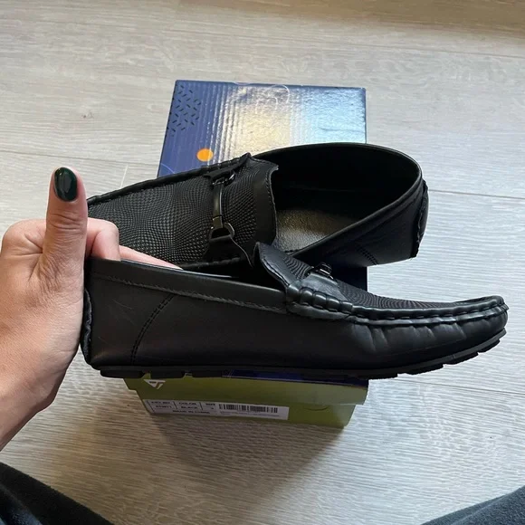 Black loafers Casual Slip-On Moccasin Flats Boys Dress Shoes - Picture 4 of 8